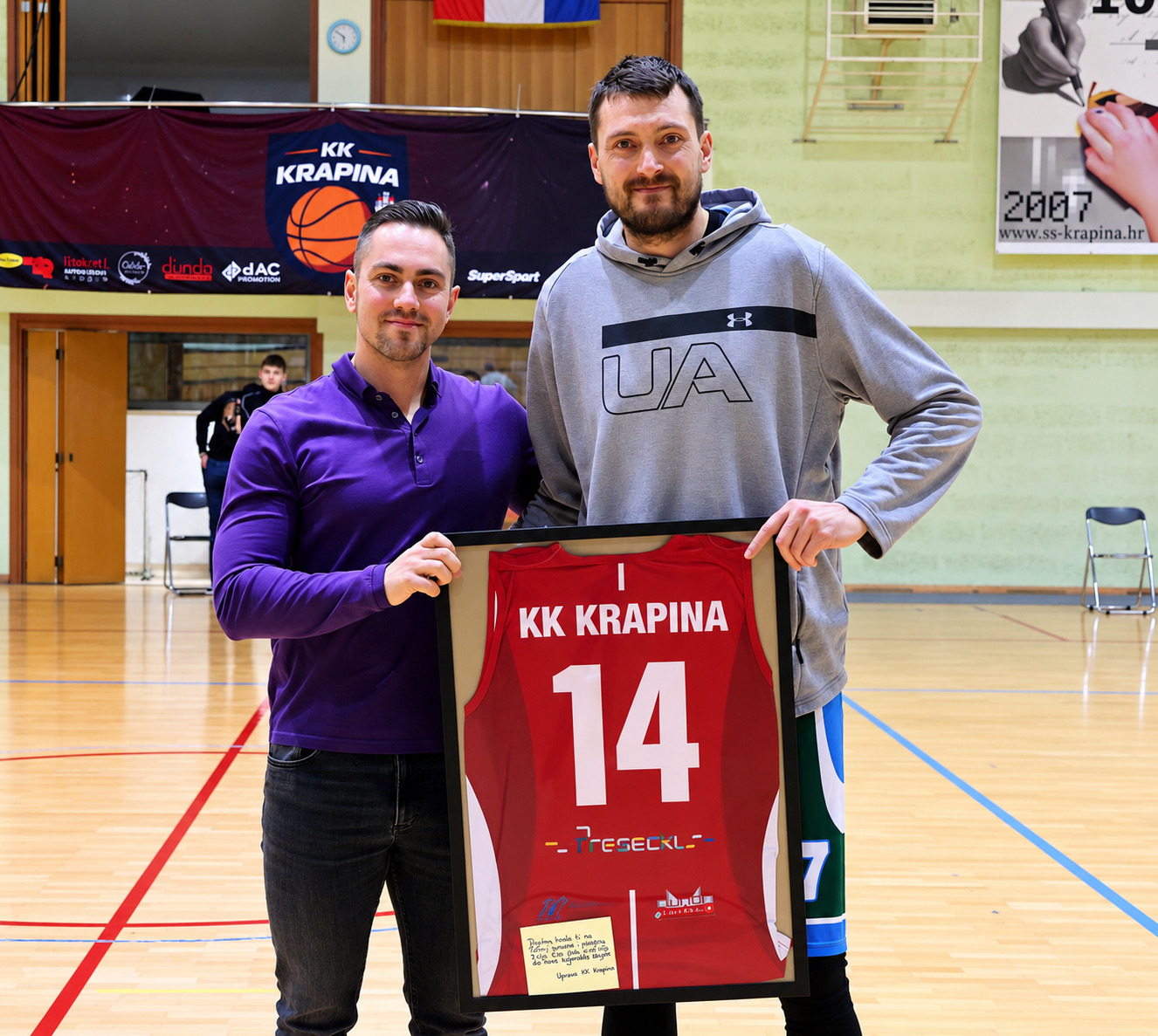 Marko Dmitrović s uokvirenim dresom KK Krapina